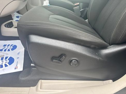 Used 2024 Chrysler Voyager LX FWD image 33