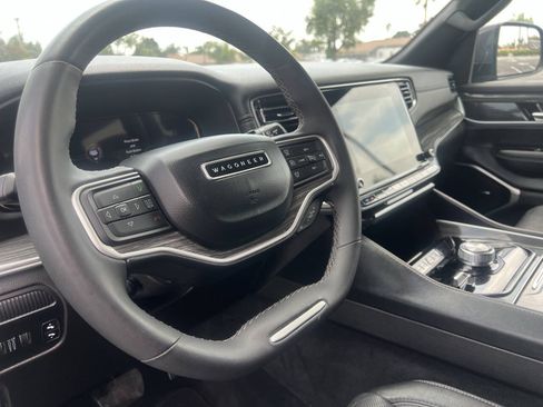 Used 2022 Jeep Wagoneer Series II w/ Premium Group I AWD/4WD image 9