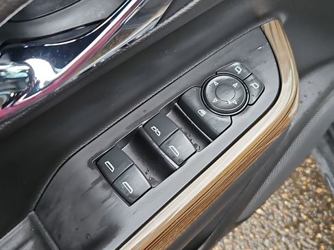 Used 2020 GMC Acadia SLE w/ Driver Convenience Package image 10