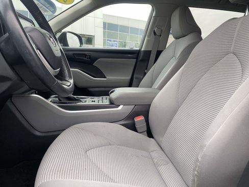 Used 2022 Toyota Highlander LE image 16