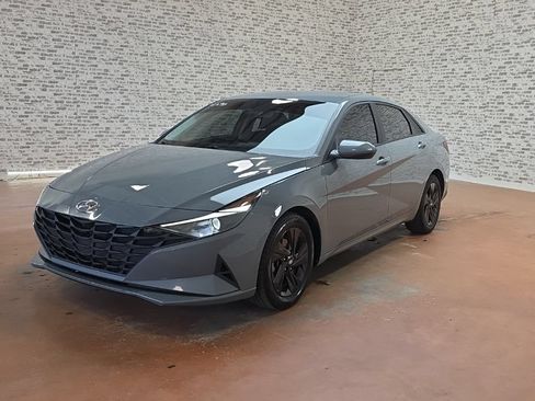 Used 2021 Hyundai Elantra SEL FWD image 3