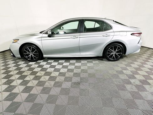 Used 2021 Toyota Camry SE image 6