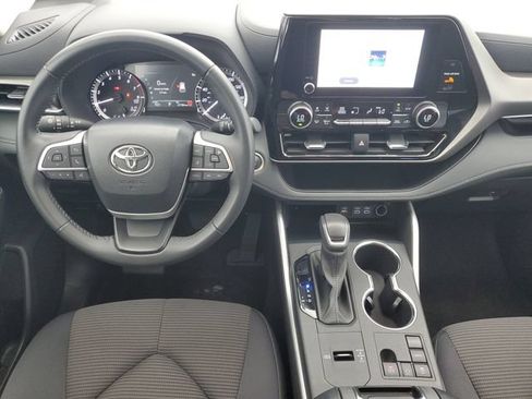 Used 2025 Toyota Highlander LE FWD image 18
