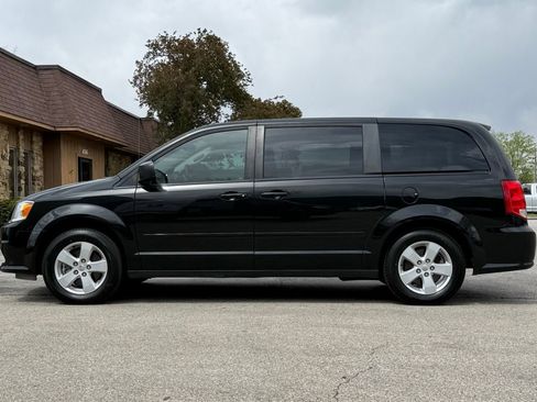 Used 2016 Dodge Grand Caravan SE w/ Quick Order Package 29E SE FWD image 2