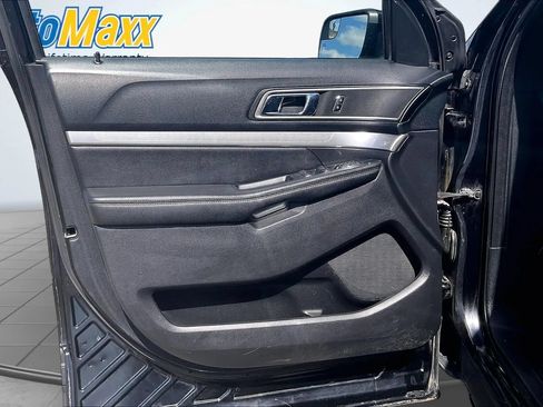 Used 2016 Ford Explorer XLT w/ Equipment Group 202A AWD/4WD image 25
