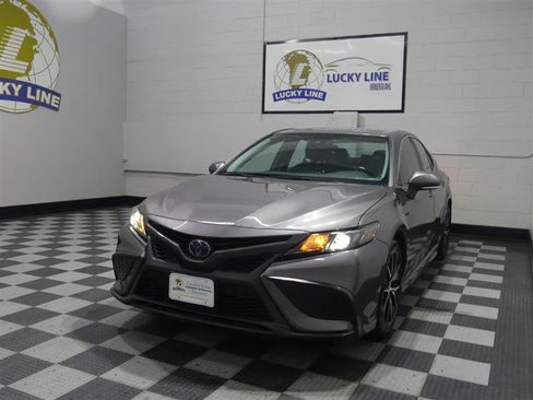 Used 2022 Toyota Camry SE w/ Cold Weather Package FWD image 4
