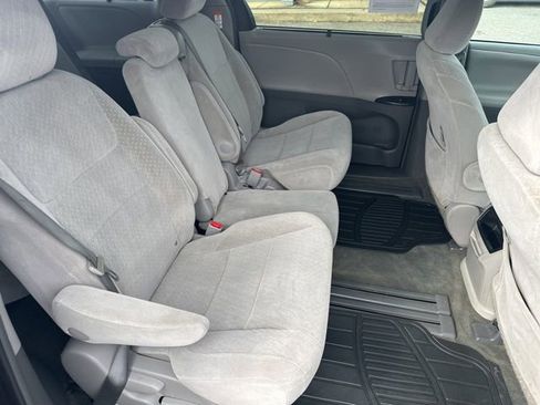 Used 2017 Toyota Sienna LE image 19