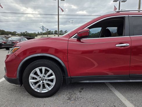 Used 2017 Nissan Rogue SV image 2
