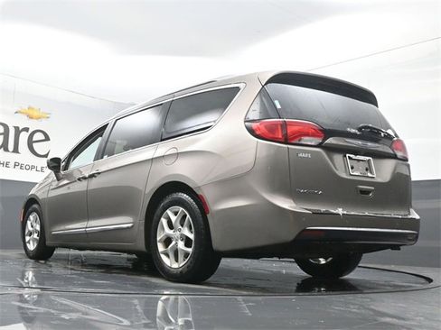 Used 2018 Chrysler Pacifica Touring-L Plus w/ Tire & Wheel Group image 5