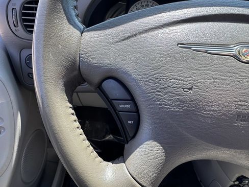 Used 2007 Chrysler Town & Country Touring FWD image 26