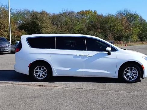 Used 2022 Chrysler Voyager LX image 9
