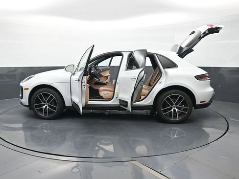 Certified 2023 Porsche Macan AWD/4WD image 30