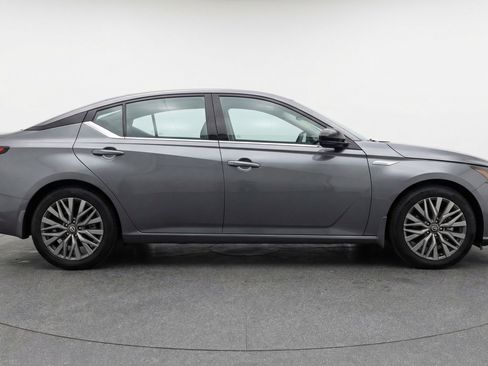 Used 2025 Nissan Altima 2.5 SV FWD image 11