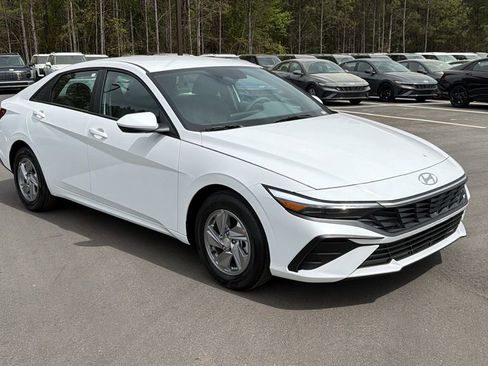 New 2026 Hyundai Elantra SE FWD image 4