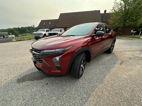 Used 2024 Chevrolet Trax RS FWD image 1