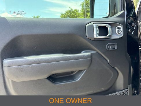 Used 2025 Jeep Wrangler Unlimited Rubicon w/ Convenience Group AWD/4WD image 3