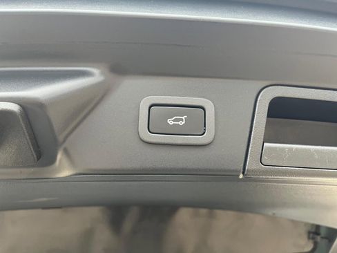 Used 2019 Land Rover Range Rover Velar R-Dynamic SE image 43