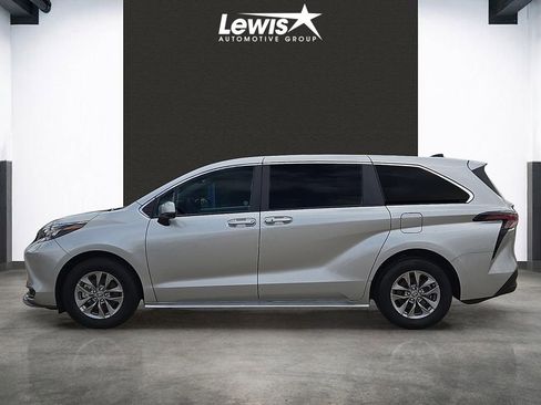 Used 2025 Toyota Sienna LE image 2