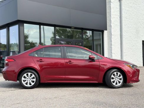 Used 2022 Toyota Corolla LE FWD image 3