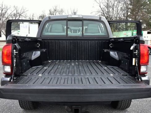 Used 2018 Toyota Tacoma SR image 29