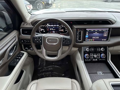 Used 2021 GMC Yukon Denali w/ Denali Premium Package image 12