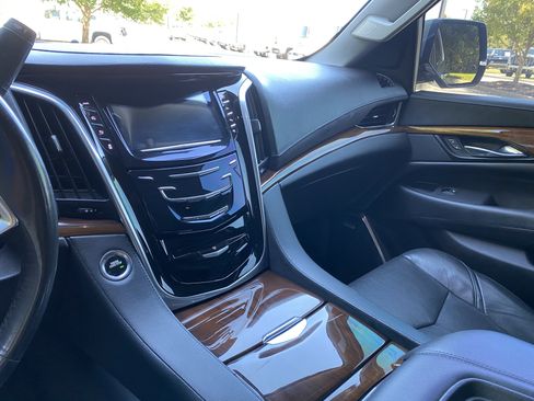 Used 2020 Cadillac Escalade Luxury AWD/4WD image 24