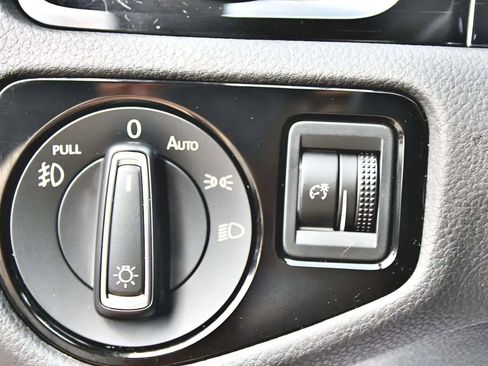 Used 2018 Volkswagen GTI SE image 12