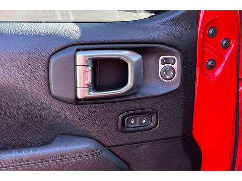 Used 2020 Jeep Wrangler Unlimited Sahara image 12