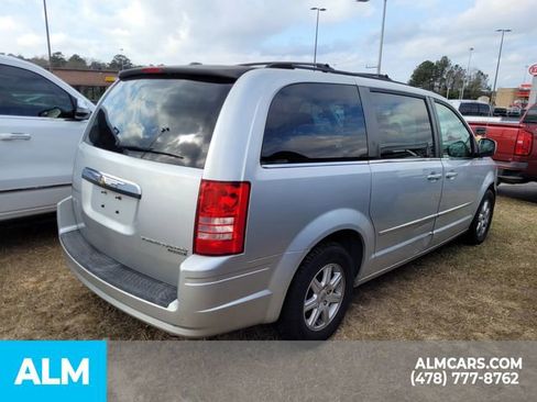 Used 2010 Chrysler Town & Country Touring image 13