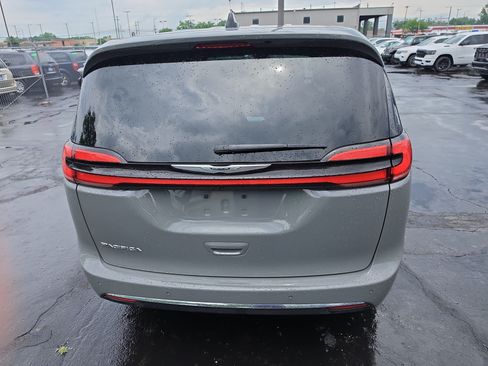 Used 2025 Chrysler Pacifica Select FWD image 4