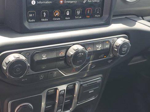 Used 2018 Jeep Wrangler Unlimited Sahara AWD/4WD image 27