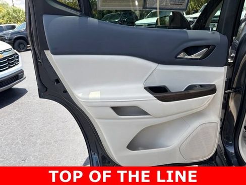 Used 2022 GMC Acadia Denali w/ Denali Ultimate Package FWD image 13