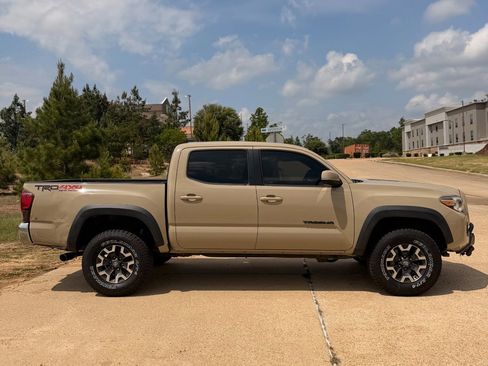 Used 2019 Toyota Tacoma TRD Off-Road AWD/4WD image 4