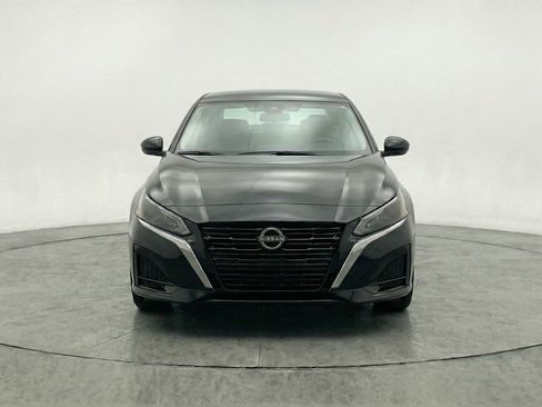 Used 2025 Nissan Altima 2.5 SV FWD image 2