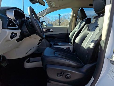 Used 2024 Chrysler Pacifica Touring-L image 13