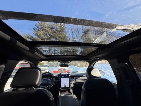 Used 2023 Ford Expedition Platinum image 3