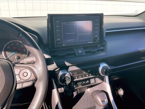 Used 2022 Toyota RAV4 SE image 7