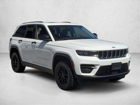 Used 2023 Jeep Grand Cherokee Laredo w/ Luxury Tech Group I AWD/4WD image 3