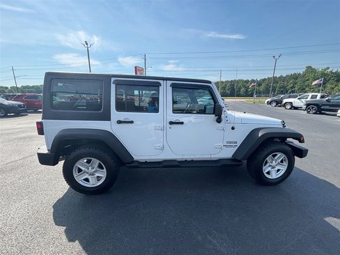 Used 2015 Jeep Wrangler Unlimited Sport w/ Connectivity Group AWD/4WD image 8
