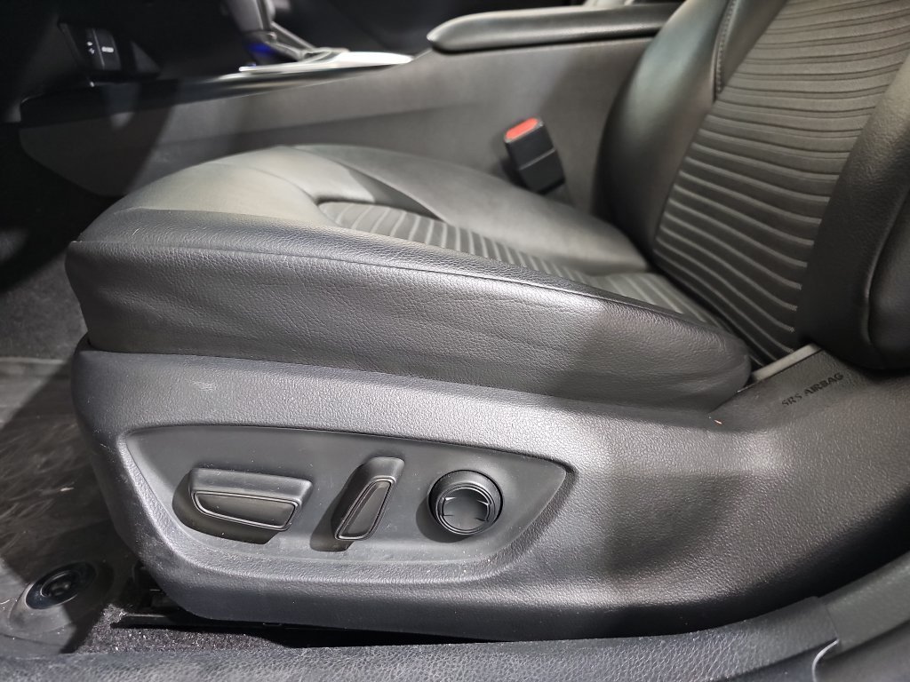 Used 2018 Toyota Camry SE w/ Convenience Package FWD image 30