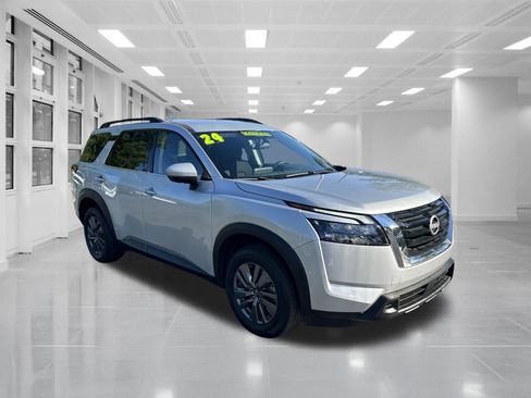 Used 2024 Nissan Pathfinder SV FWD image 3