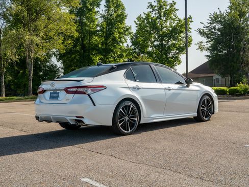 Used 2019 Toyota Camry XSE FWD image 5