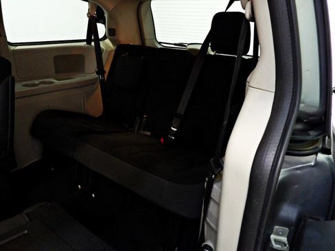 Used 2018 Dodge Grand Caravan SE w/ UConnect Hands-Free Group FWD image 10