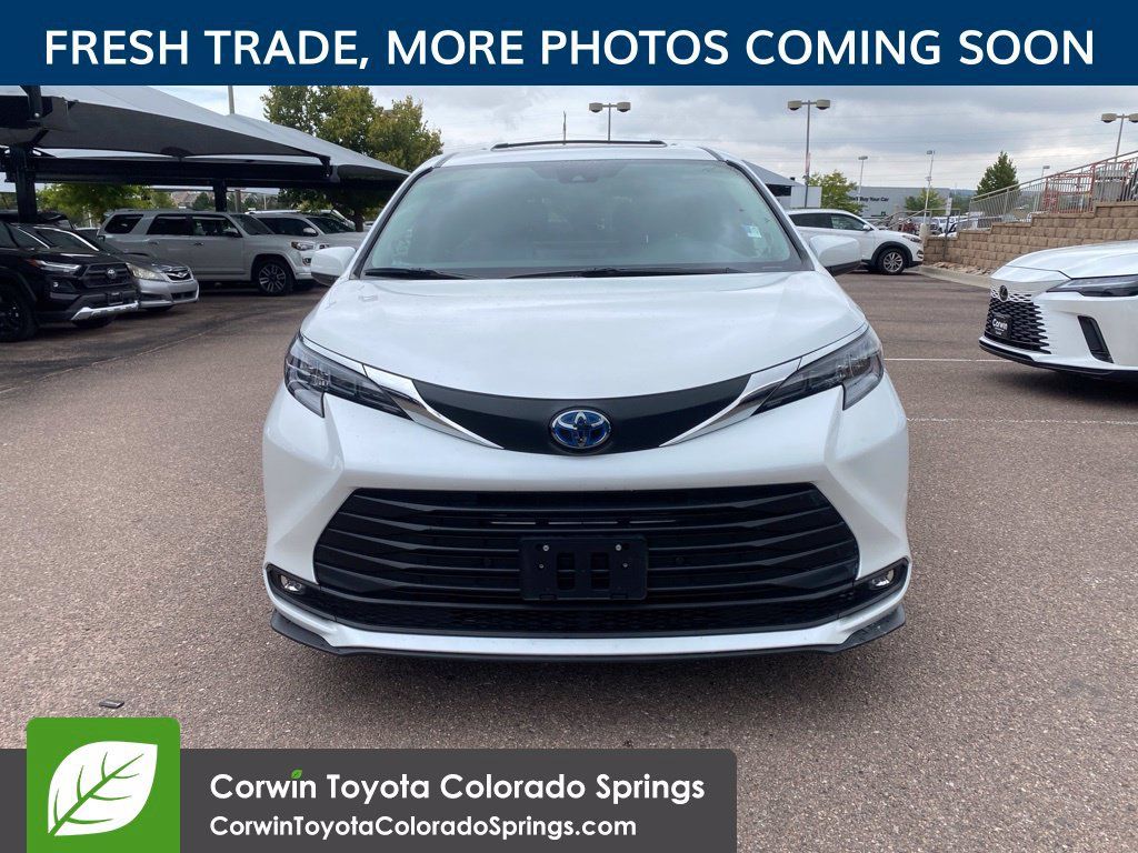 Used 2025 Toyota Sienna XLE w/ XLE Plus Package AWD/4WD image 2