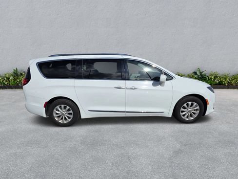 Used 2018 Chrysler Pacifica Touring-L FWD image 5