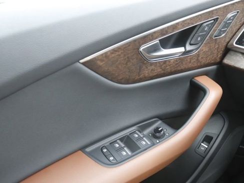 Used 2024 Audi Q8 Premium image 24