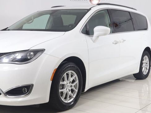 Used 2020 Chrysler Pacifica Touring FWD image 55