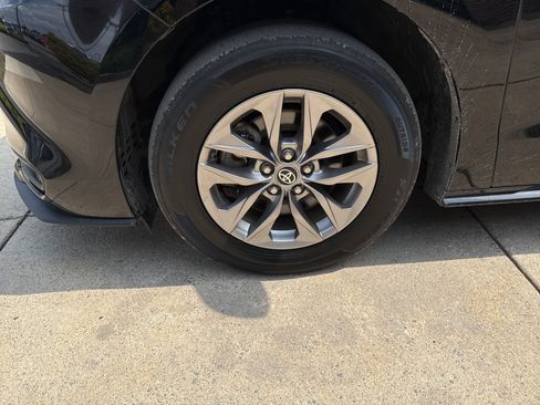 Used 2025 Toyota Sienna LE FWD image 6
