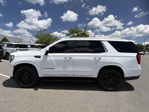 Used 2023 GMC Yukon SLT AWD/4WD image 2