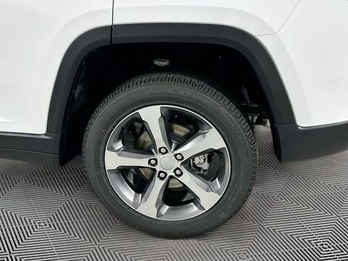 New 2025 Jeep Grand Cherokee Limited w/ Luxury Tech Group II image 16